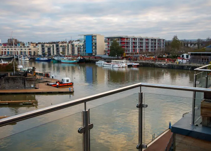 Апартаменты The Boat House By Cliftonvalley *